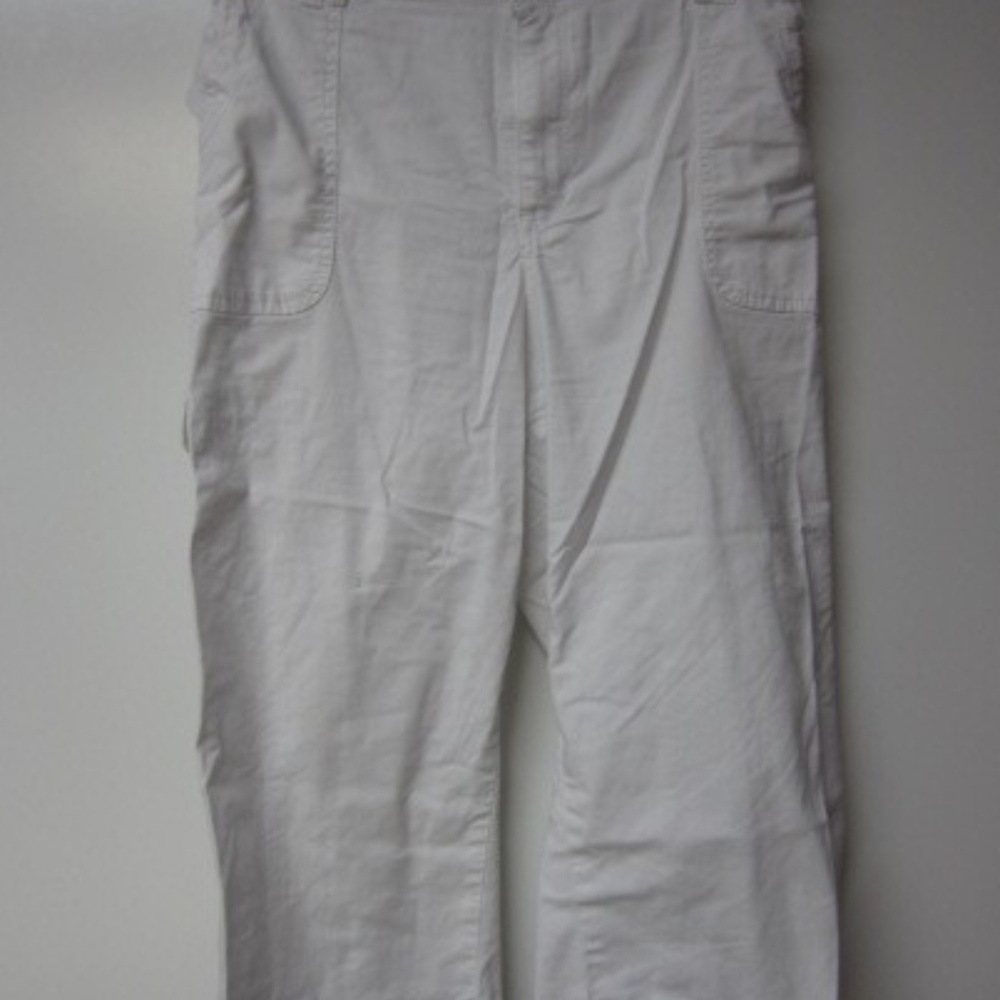 Gloria Vanderbilt White Cargo Capris